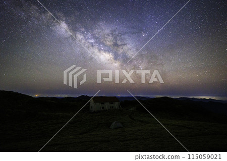 <Kochi Prefecture/Tokushima Prefecture> Sanrei Mountain Hut, Starry Sky and Milky Way 115059021