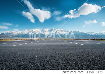 寬闊的瀝青路面與雪山有幹凈明亮的天空背景 115059478