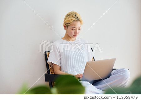 在家工作的婦女 在家工作的婦女 115059479