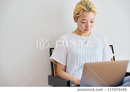 在家工作的婦女 在家工作的婦女 115059486