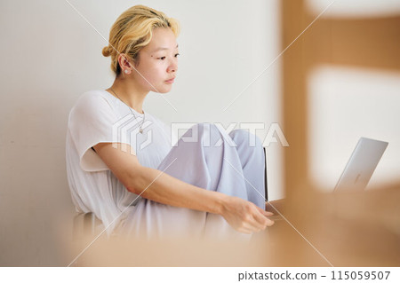 在家工作的婦女 在家工作的婦女 115059507