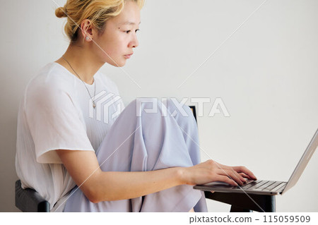 A woman working at home at home 115059509
