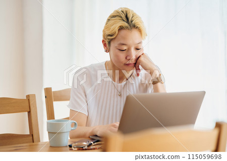 在家做工作的婦女 115059698