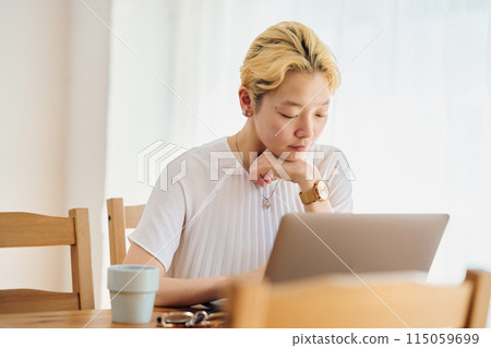 在家做工作的婦女 115059699