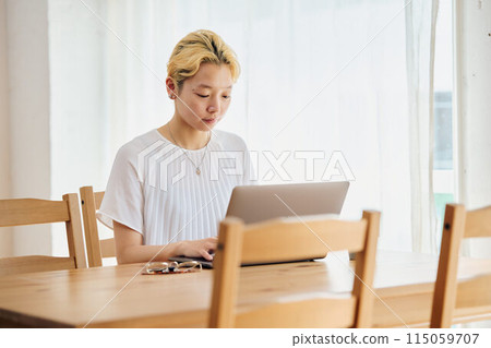 在家做工作的婦女 115059707