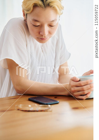 一位女士在家工作時休息 一位女士在家工作時休息 115059722