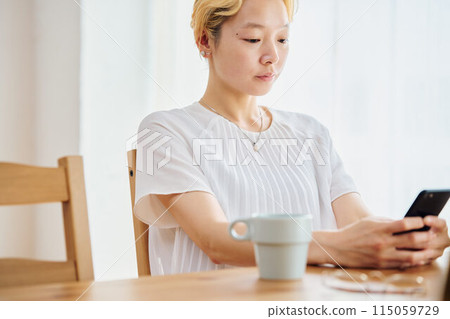 一位女士在家工作時休息 一位女士在家工作時休息 115059729