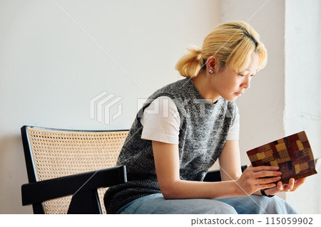 讀一本書的女人 讀一本書的女人 115059902