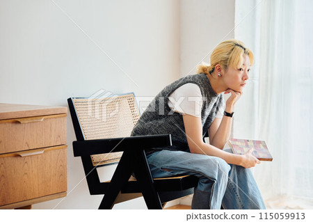 讀一本書的女人 115059913