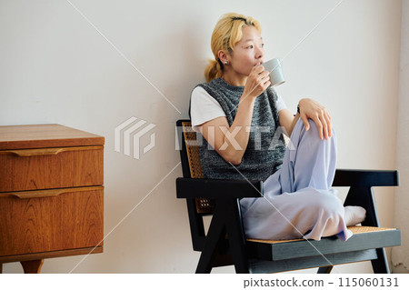 放鬆在屋子裡的婦女 115060131