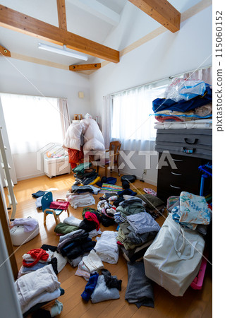 Decluttering, changing clothes, tidying up 115060152