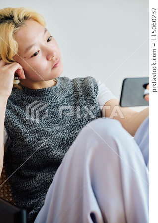 在房間裡操作智能手機的女人 在房間裡操作智能手機的女人 115060232