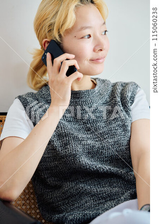 在房間裡操作智能手機的女人 在房間裡操作智能手機的女人 115060238