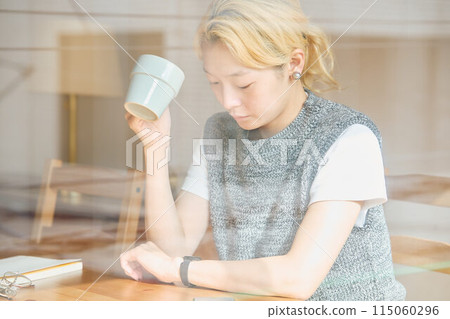 放鬆在屋子裡的婦女 115060296