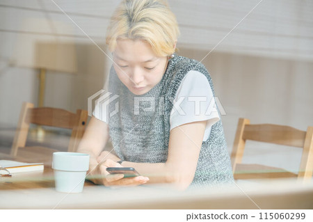 放鬆在屋子裡的婦女 放鬆在屋子裡的婦女 115060299