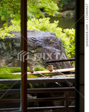 洗手、掛衣、蹲在日式花園裡 洗手、掛衣、蹲在日式花園裡 115060427
