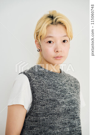 Blonde woman portrait 115060748