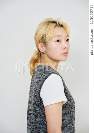 Blonde woman portrait 115060752