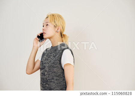 一個金髮女郎打電話的肖像 115060828