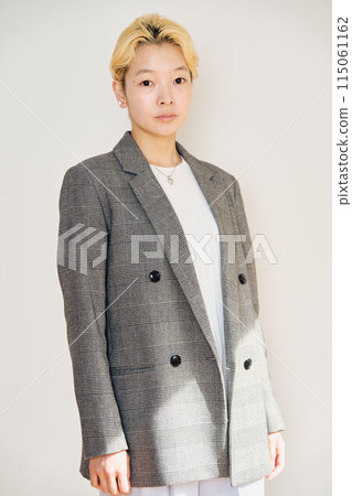 Blonde woman portrait 115061162