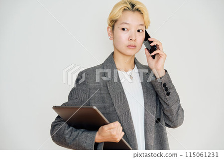 金髮碧眼的職業女性 115061231