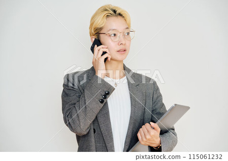 金髮碧眼的職業女性 115061232
