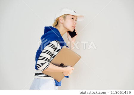 Casual style business woman 115061459