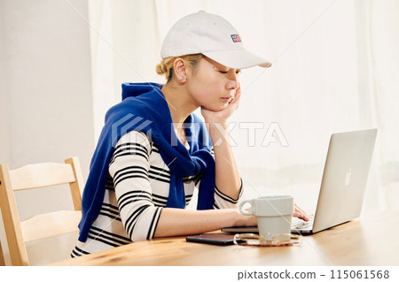 一位以休閒風格在家工作的女性 115061568