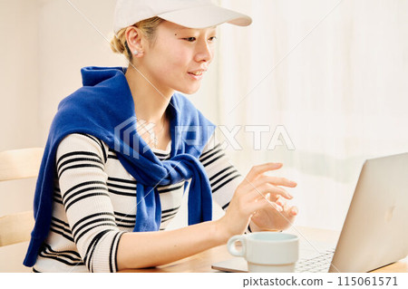 A woman working from home in a casual style 115061571