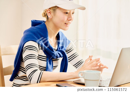 A woman working from home in a casual style 115061572