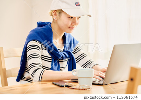 一位以休閒風格在家工作的女性 115061574