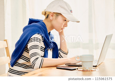 一位以休閒風格在家工作的女性 115061575