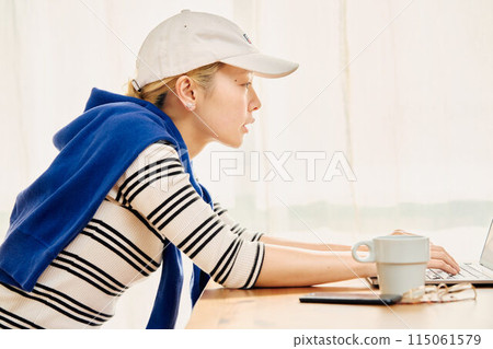 A woman working from home in a casual style 115061579
