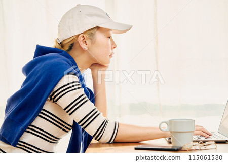 一位以休閒風格在家工作的女性 一位以休閒風格在家工作的女性 115061580