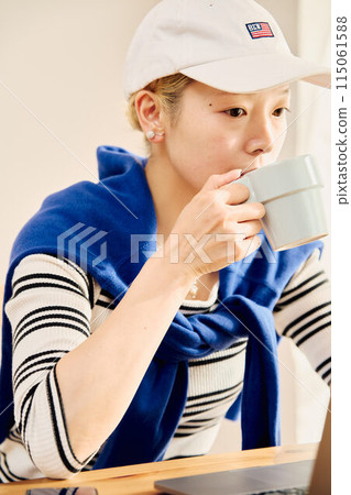 A woman working from home in a casual style 115061588
