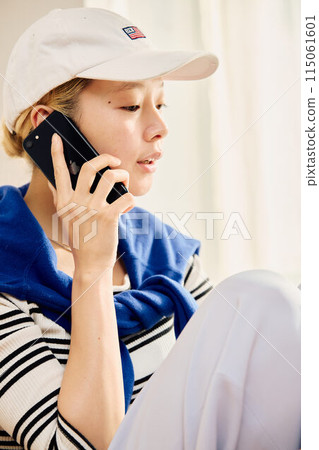 A woman working from home in a casual style 115061601