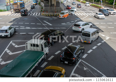 在大阪市中央區豐坂十字路口右轉的車 115061611