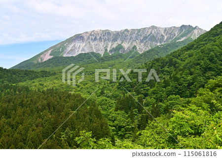 Mt. Daisen as seen from Kagikake Pass in Kofu Town, Tottori Prefecture in early summer Mt. Daisen as seen from Kagikake Pass in Kofu Town, Tottori Prefecture in early summer 115061816