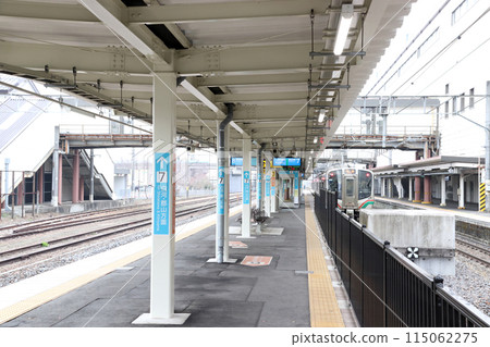 Tohoku Main Line E721 series train (bound for Fukushima) stopped at Shin-Shirakawa Station 115062275