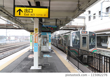Tohoku Main Line E721 series train (bound for Fukushima) stopped at Shin-Shirakawa Station 115062276