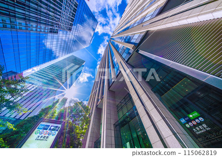 日本東京城市景觀 夏日般的陽光...俯瞰大手町的摩天大樓。右邊是大手町公園大樓=May 日本東京城市景觀 夏日般的陽光...俯瞰大手町的摩天大樓。右邊是大手町公園大樓=May 115062819