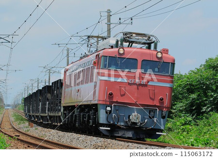 EF81 pulling the Hoki train on the Nishikaneko special line EF81 pulling the Hoki train on the Nishikaneko special line 115063172