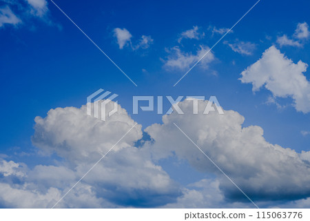 深藍色夏日天空中的積雨雲 115063776