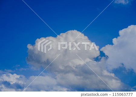 深藍色夏日天空中的積雨雲 115063777