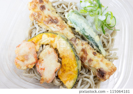 Delicious chilled tempura soba 115064181