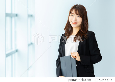 微笑有片劑的女商人 微笑有片劑的女商人 115065527