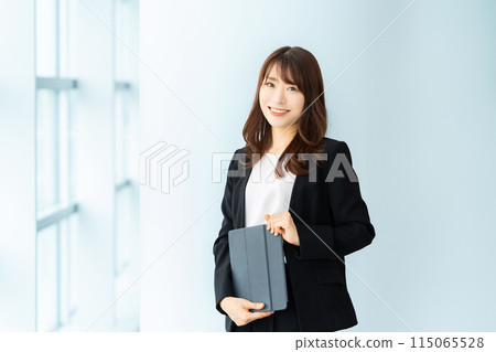 微笑有片劑的女商人 115065528