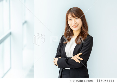 Smile business woman making arms 115065553