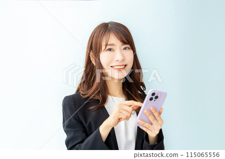 使用智慧型手機的微笑的女商人 115065556