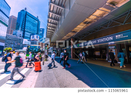 日本東京的街景 夏日般的陽光...眺望新橋站（銀座口）等左後方是汐留的建築物 = 5 月 30 日 115065961